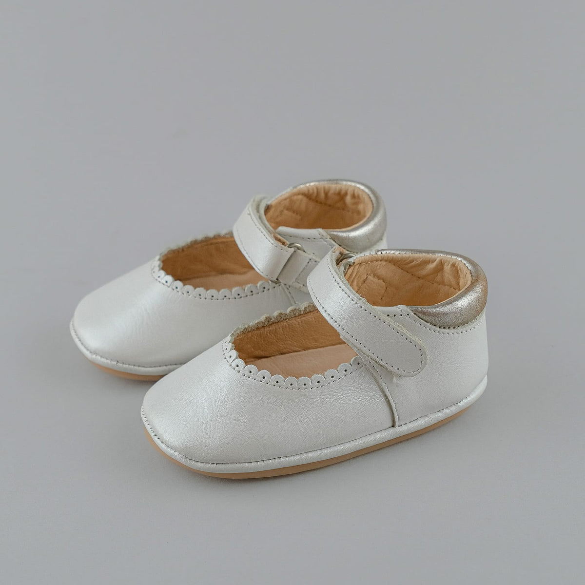 Escarpins Bébé Blanc Nacré – Élégance & Confort pour Petits Pieds