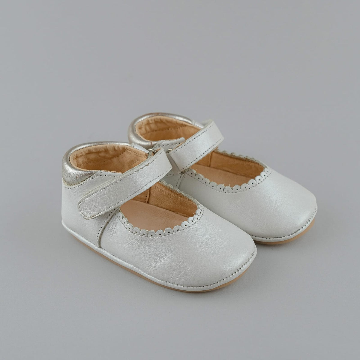 Escarpins Bébé Blanc Nacré – Élégance & Confort pour Petits Pieds