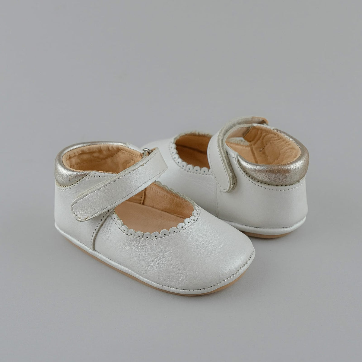 Escarpins Bébé Blanc Nacré – Élégance & Confort pour Petits Pieds